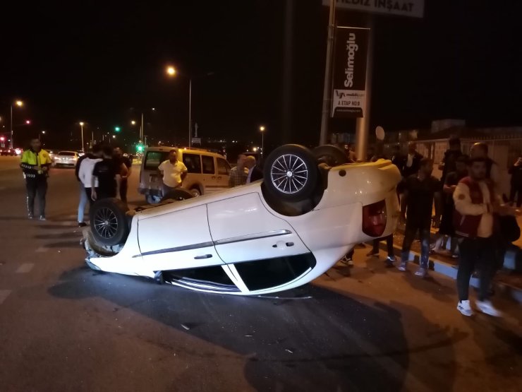 Sürücüsünün Makas Atarak İlerlediği Otomobil Kaldırıma Çarpıp Takla Attı