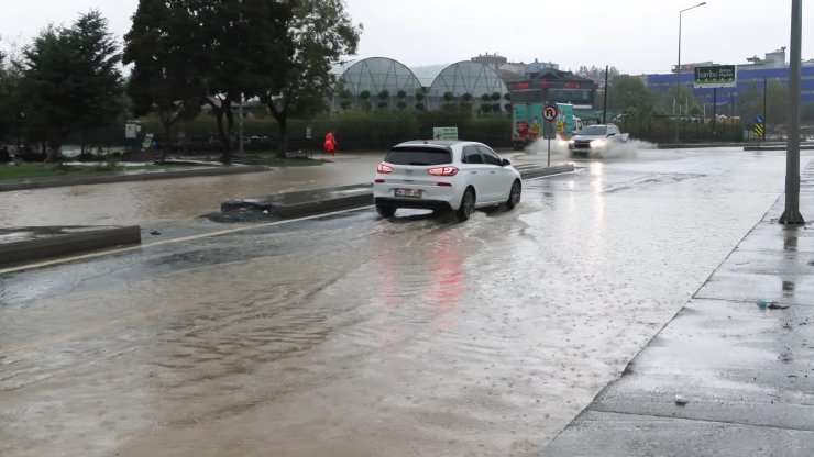 Arnavutköy'de Sağanak Yağış Etkili Olmaya Başladı