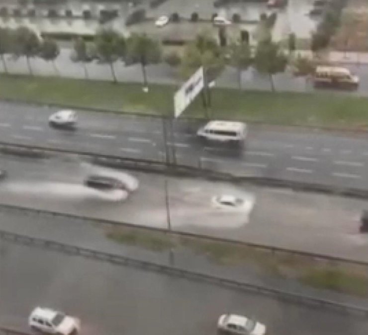 Avcılar’da Su Birikintileri Trafik Kazasına Neden Oldu