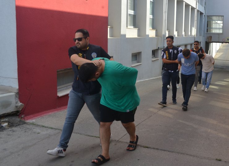 Cep Telefonlarına Sms Linkiyle Ulaşıp, 'Mobil Bankacılık' Vurgunu Yaptılar