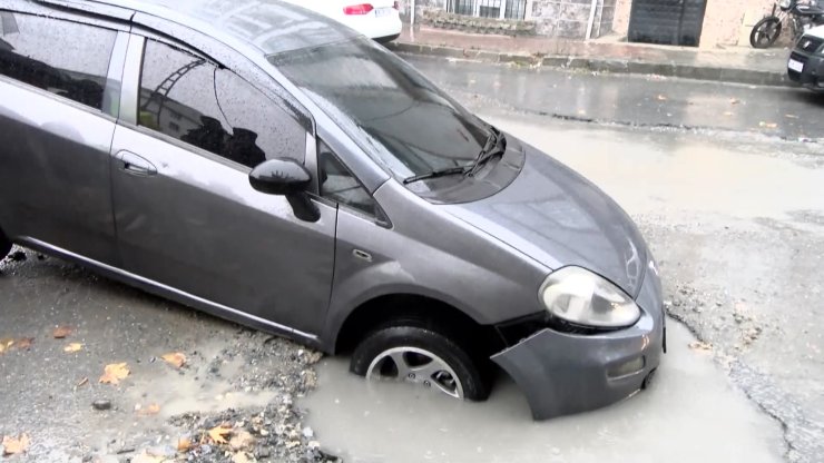 Esenyurt’ta Otomobil Su Dolu Çukura Girdi