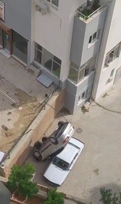 Geri Yerine İleri Vitese Aldığı Otomobiliyle Otoparka Düştü