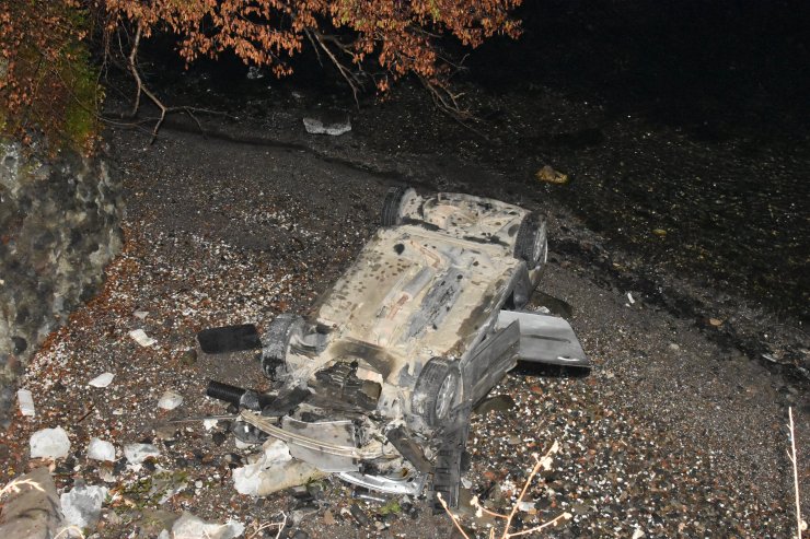 İstinat Duvarını Yıkan Otomobil 50 Metre Yükseklikten Deniz Kenarına Uçtu