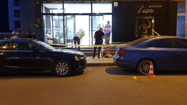 İşyerine Düzenlenen Silahlı Saldırıda Yoldan Geçen Anne Ve Kızı Yaralandı