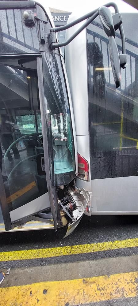 Küçükçekmece'de İki Metrobüs Çarpıştı-1
