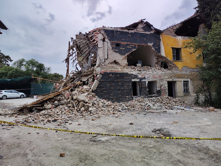 Malatya'da Ağır Hasarlı 2 Katlı Bina Çöktü