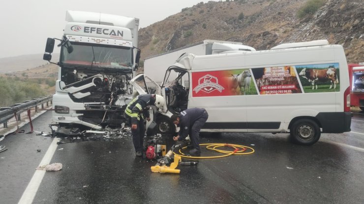 Minibüs İle Tır Çarpıştı: 1 Ölü, 1'i Çocuk 2 Ağır Yaralı