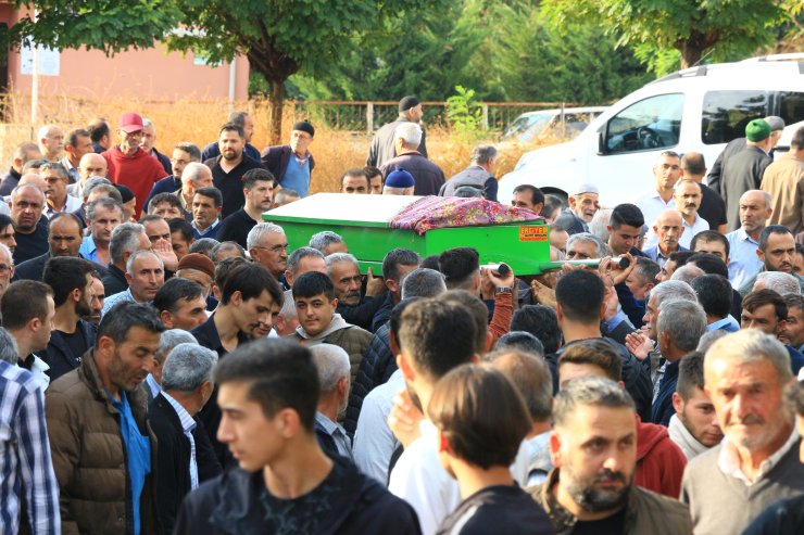 Otobüs Kazasında Ölen Annesinin Cenazesine Boyunluk Ve Kolu Alçıda Katıldı