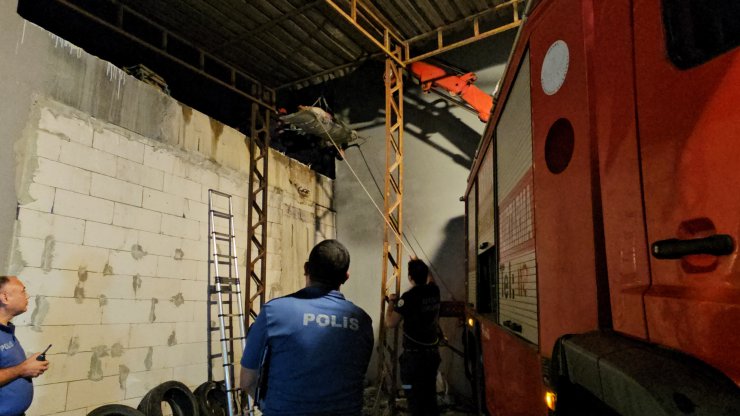 4 Metreden Terasa Düştü, İtfaiye Vinç Yardımıyla Kurtardı
