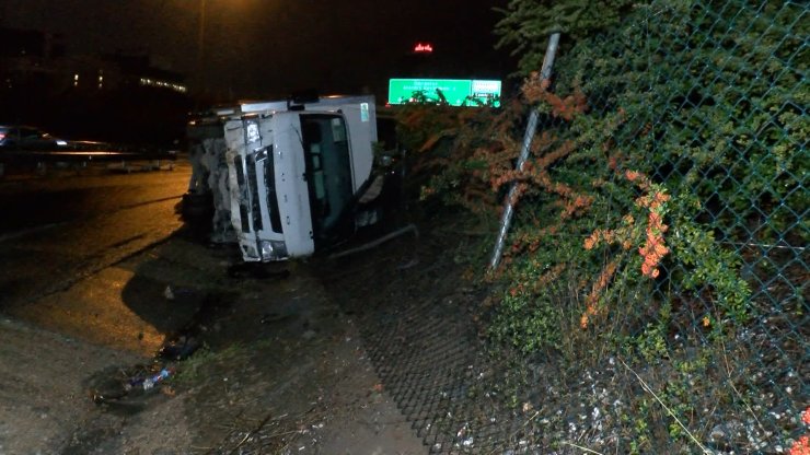 Ataşehir'de Virajı Alamayan Kamyonet Devrildi