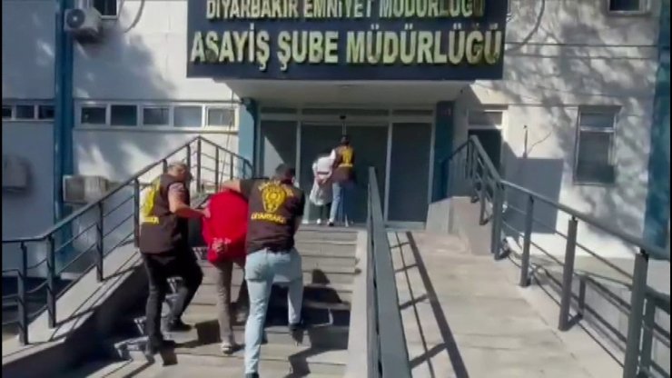Diyarbakır'da Araçlardan Hırsızlık Şüphelileri Kameradan Belirlenip Yakalandı