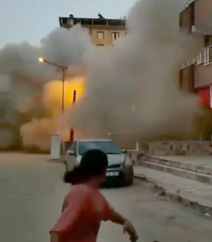 Gaziantep'te Ağır Hasarlı 7 Katlı Bina, Yıkım Sırasında Çöktü