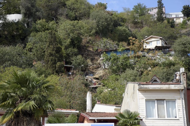 (Geniş Haber) Beşiktaş'ta Yerinden Kopan Kaya Parçaları Evlerin Üzerine Düştü