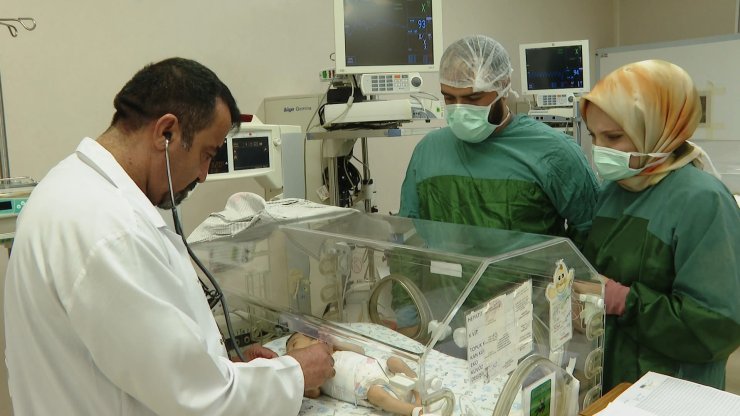 İnce Bağırsağı Tıkalı Dünyaya Gelen Bebek, Ameliyatla Sağlığına Kavuştu