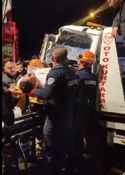 Kamyona Çarpıp Sıkışan Çekici Sürücüsünü İtfaiye Kurtardı