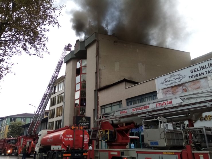 Mobilya İmalathanesi Çatısındaki Yangın, Yandaki İşletmeye De Sıçradı