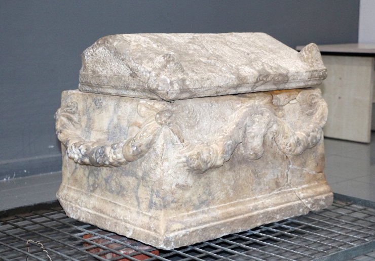 Otomobilde, Roma Dönemine Ait Bebek Lahdi Ele Geçirildi