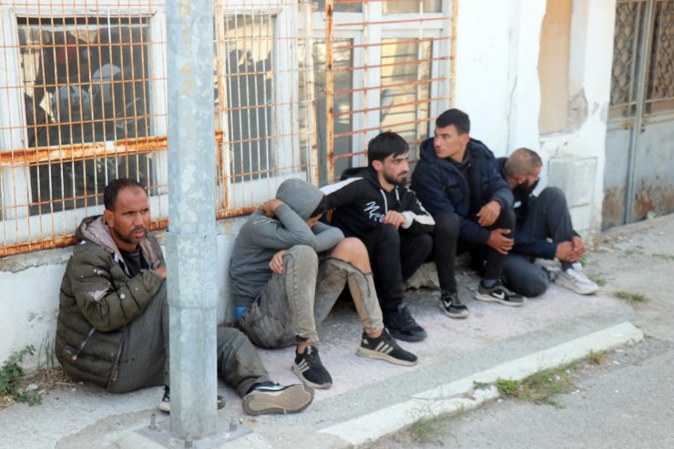 Polisten Kaçtıkları Araç Duvara Çarptı; 5 Göçmen Yakalandı