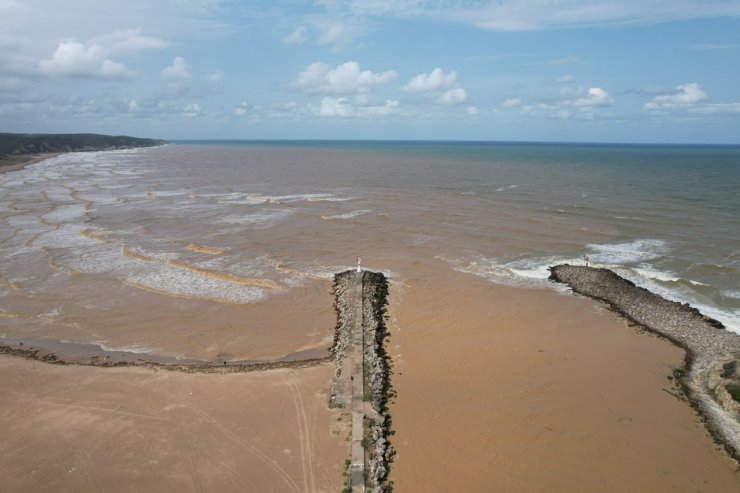 Şile'de Denize Çamur Aktı; Karadeniz Kahverengi Oldu