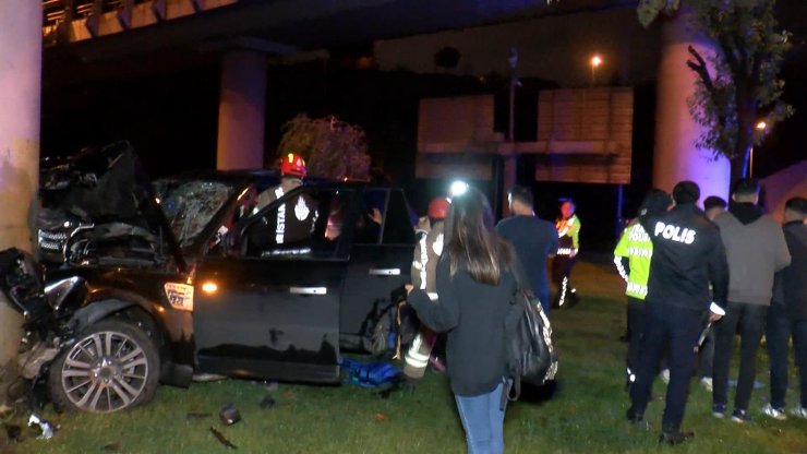 Şişli'de Cip Viyadüğün Beton Ayağına Çarptı: 1'i Ağır 4 Kişi Yaralandı