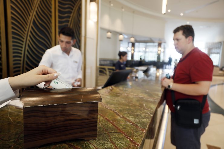 Turizmde Bahşiş Kültürü; Ayıplayan Da Var, Tedavülde Olmayanı Veren De