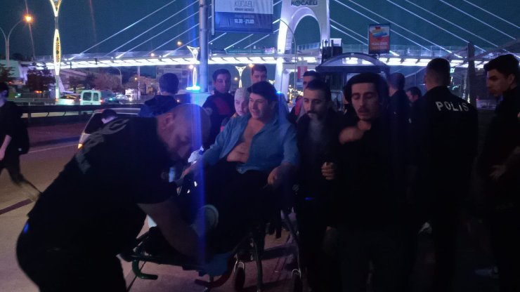 Durakta Beklerken Bıçaklandı, Ambulansa Gülerek Bindi