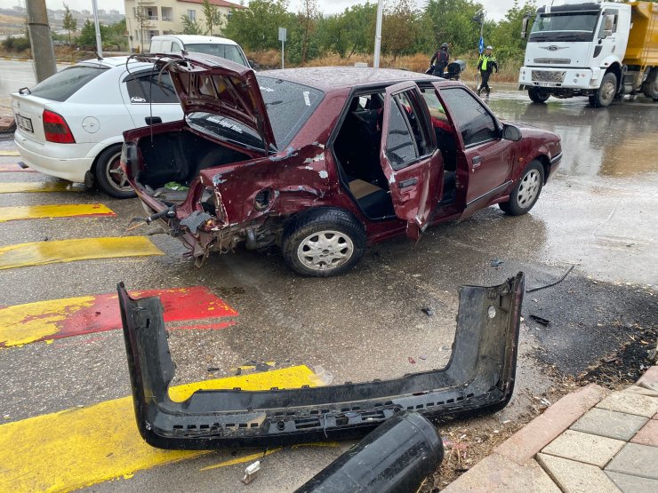 Elazığ’da Hafif Ticari Araç, Otomobile Çarptı: 8 Yaralı