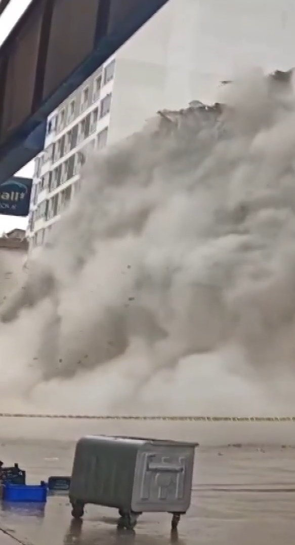 Elazığ’da Kontrollü Yıkım Sırasında Binanın Bir Bölümü Çöktü