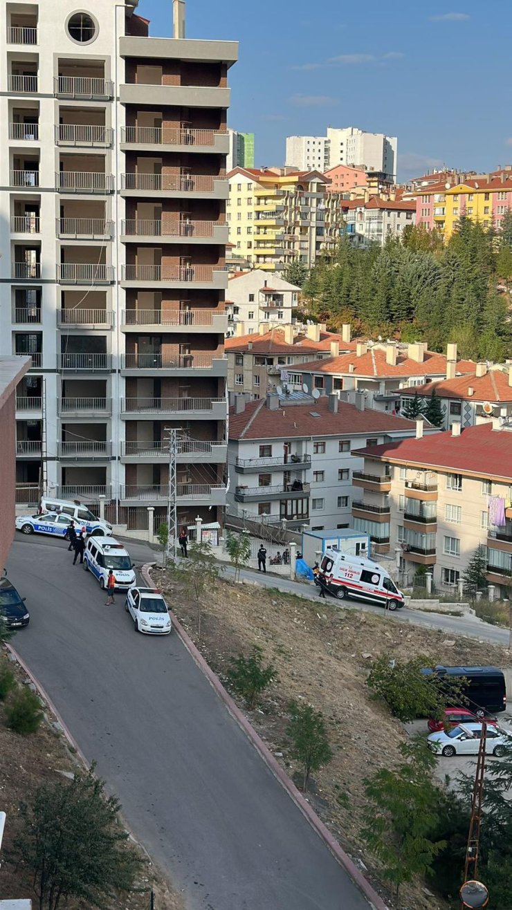 Erkek Arkadaşıyla Görüşmesini İstemeyen Annesini Öldürüp, İntihar Etti