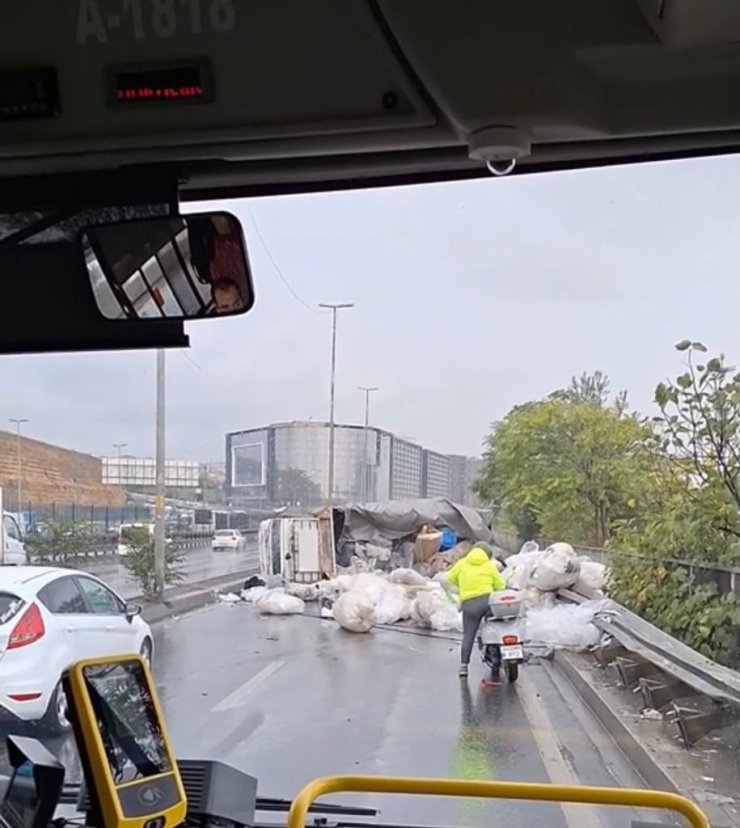 Küçükçekmece'de Seyir Halindeyken Devrilen Kamyonet Kamerada