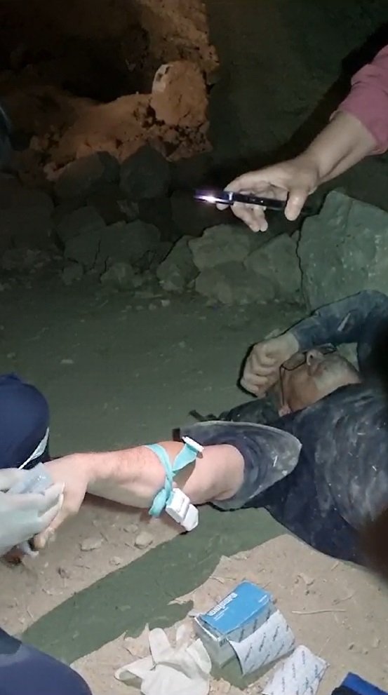 Tarihi Kalenin Dehlizine Düşen Doktora İlk Müdahale, Cep Telefonu Işığında Yapıldı