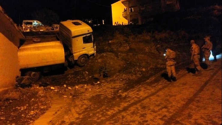 Tır, Müstakil Evin Üzerine Devrildi; Sürücü İle Evdeki Çocuk Yaralandı
