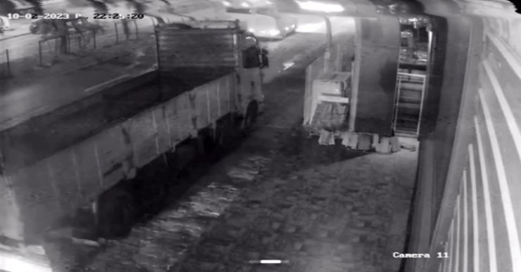 Tur Minibüsü, Kamyona Çarptı: İsviçreli Doktor Öldü, 11 Yaralı (2)