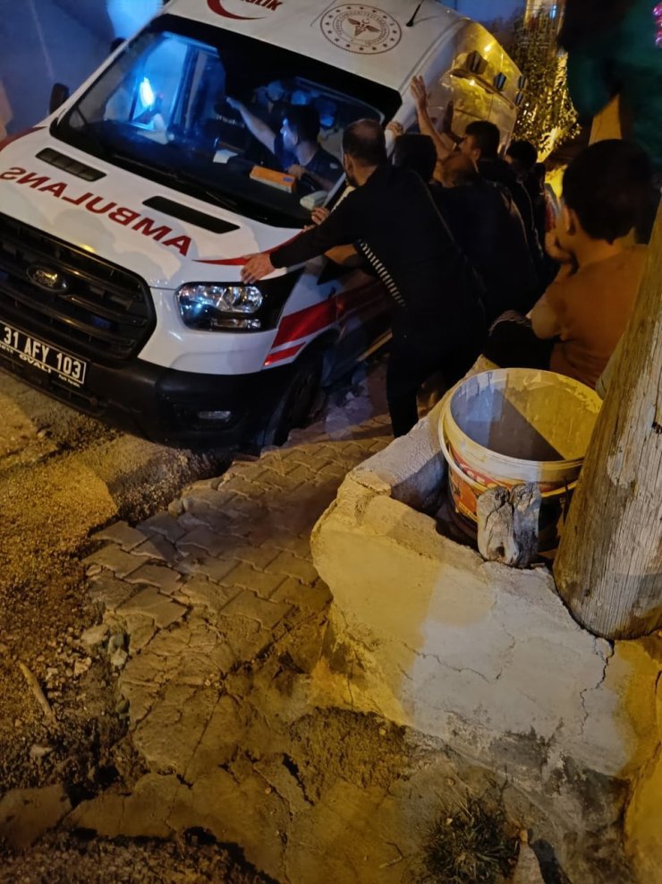 Ambulansın Tekeri Çukura Saplandı; Yardıma Vatandaşlar Koştu