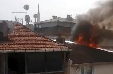 Avcılar'da 3 Katlı Binanın Çatısında Yangın Çıktı