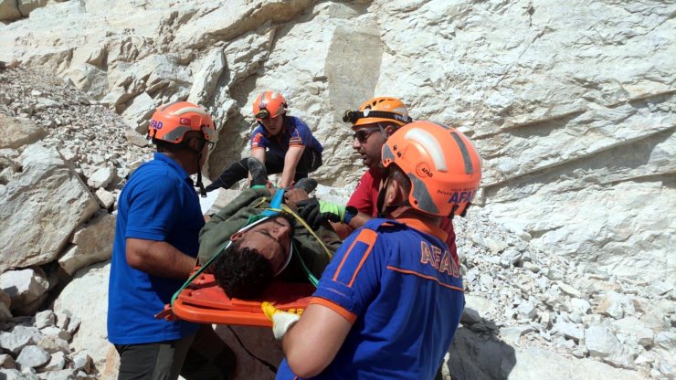Bulgaristan'a Geçerken Taş Ocağına Düşüp Yaralanan Göçmen, Vinçle Çıkarıldı