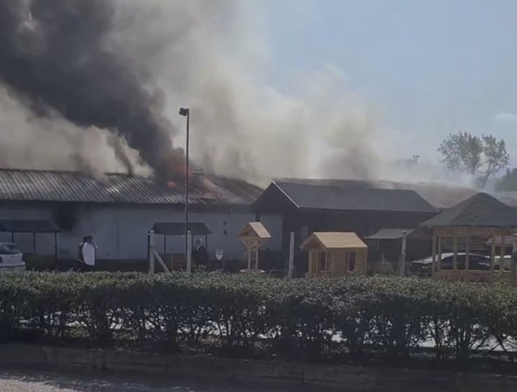 Bursa'da, Mobilya İmalathanesinde Yangın