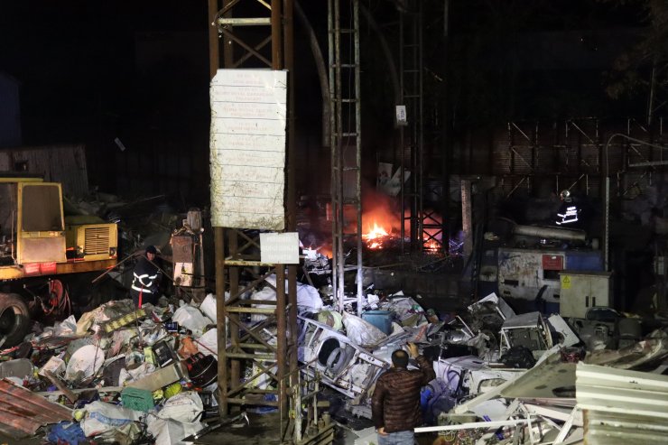 Edirne'de Ekipleri Harekete Geçiren Hurdacıda Patlama Ve Yangın İhbarı, Asılsız Çıktı