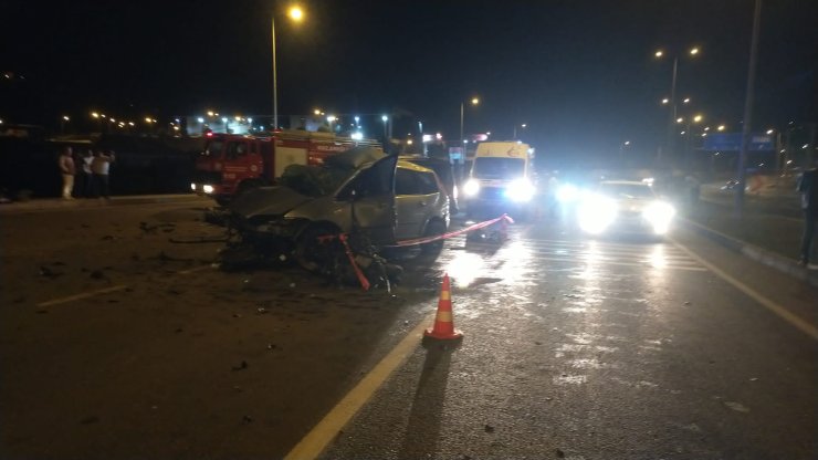 Otomobil, Karşı Şeride Geçip Otomobille Çarpıştı: 1 Ölü, 2 Yaralı