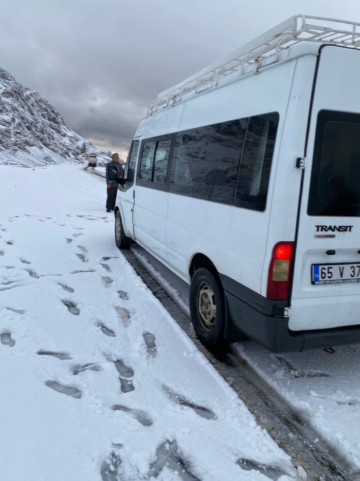 Van- Bahçesaray Yolunda Kar Kalınlığı 10 Santimetreye Ulaştı