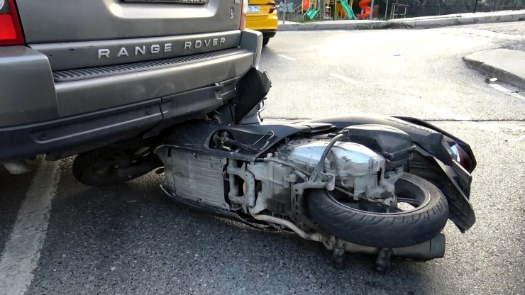 Avcılar'da Motosiklet Cipe Çarptı; Motosikletli Yaralandı