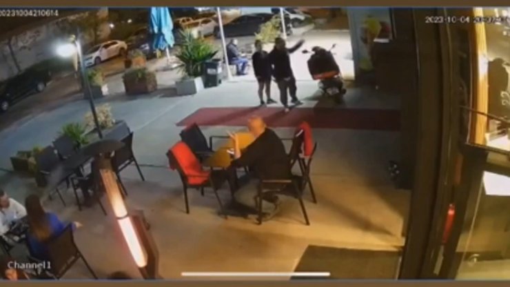 Beylikdüzü'nde Kafenin Bahçesinden Motosikletle Geçti; Uyaranlara Tekme Tokat Saldırdı