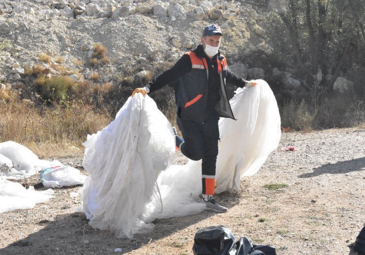 Dere Yakınında Bulunan Gelinlikler Geri Dönüşüme Gönderildi