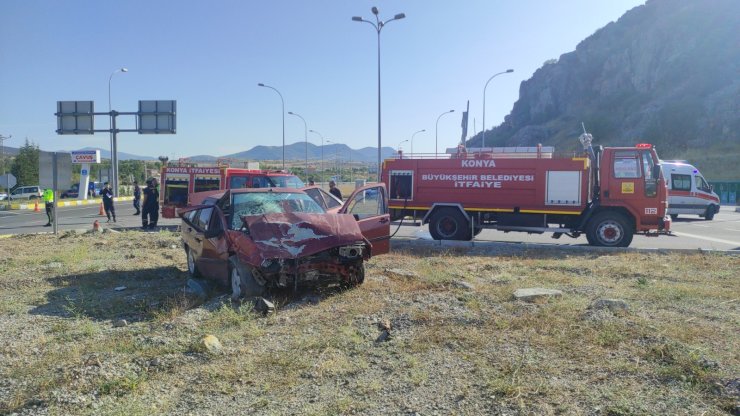 Hafif Ticari Araçla Otomobil Çarpıştı: 6 Yaralı