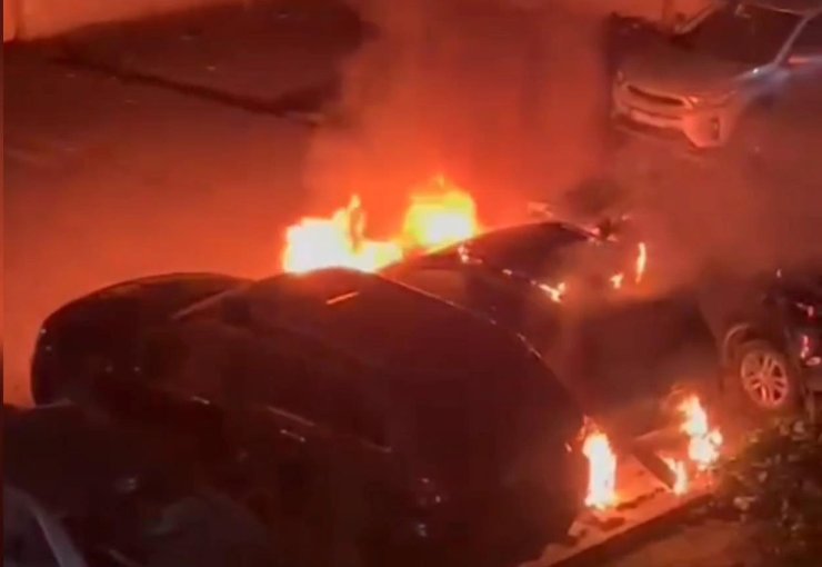 Kadıköy’de Açık Otoparktaki 3 Araç Yandı