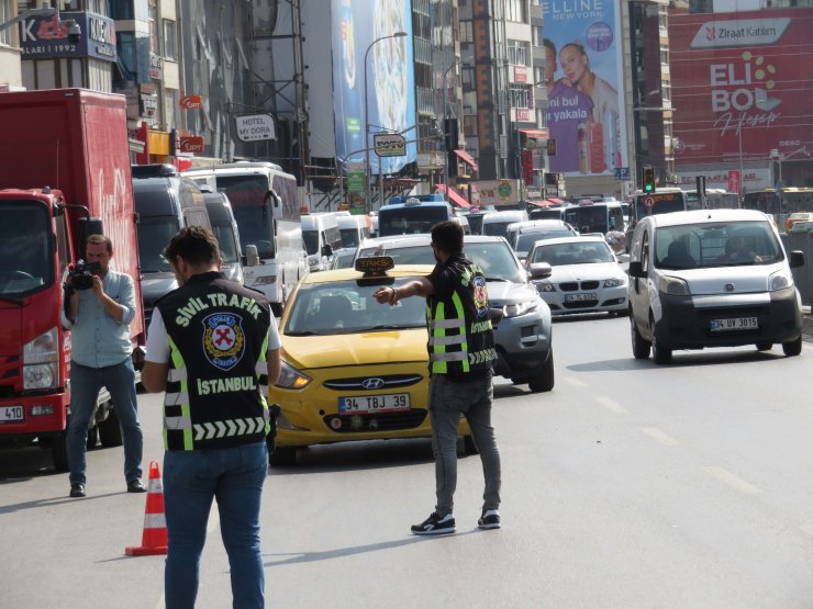 Kadıköy'de Ceza Yazılan Taksici: Telefonla Konuşmuyordum, Yolcunun Söylediği Rotaya Bakıyordum