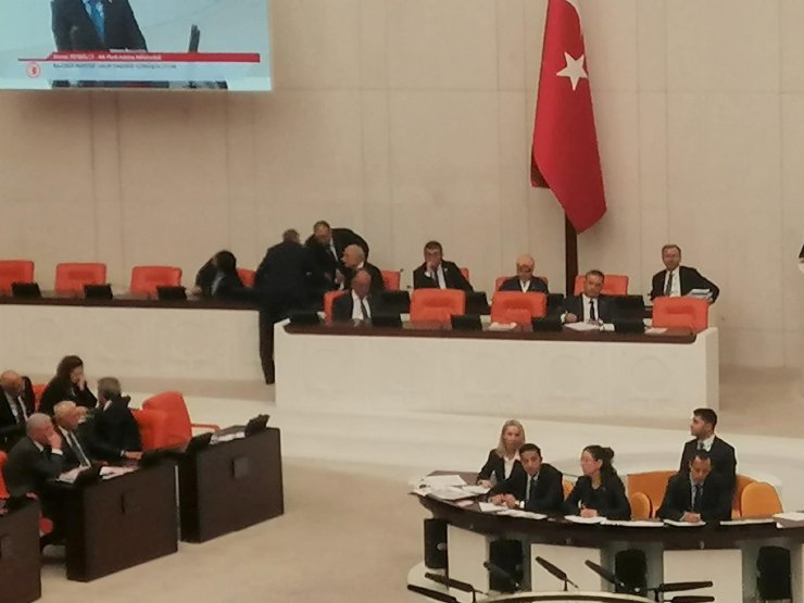 Tbmm Genel Kurulu'nda 'Yer' Protestosu