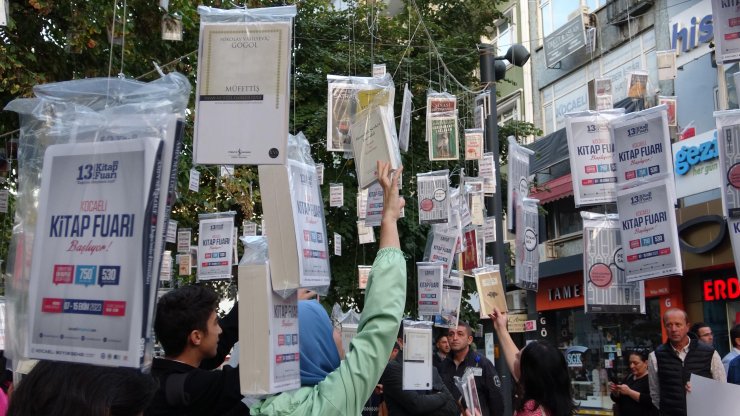 Ağaçlara Asılan 7 Bin 500 Kitabı Dakikalar İçinde Topladılar