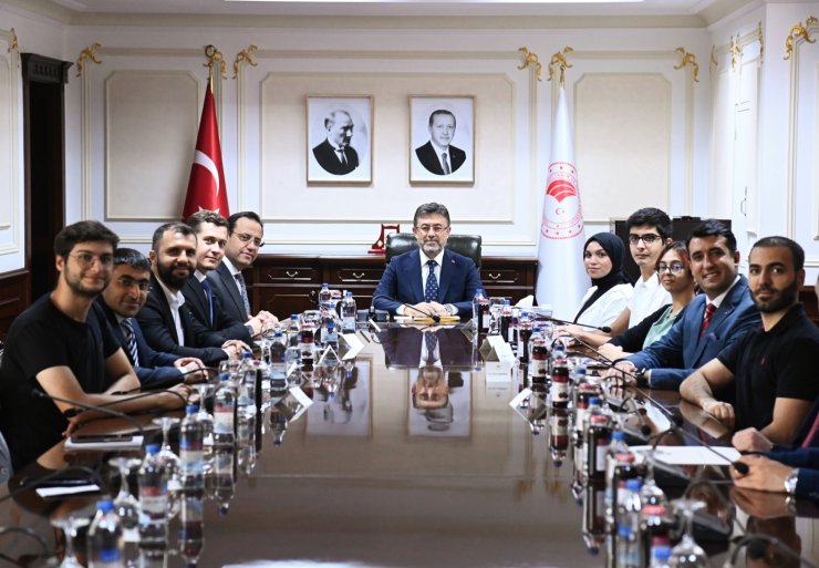 Bakan Yumaklı, Teknofest'te Ödül Alan Gençlerle Buluştu