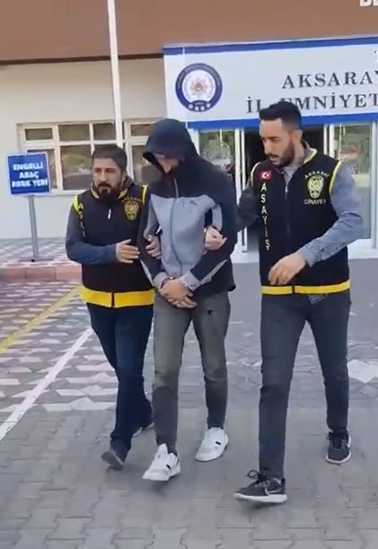 Eve Girip, Bıçak Zoruyla 78 Yaşındaki Kadının Bileziğini Gasbetti